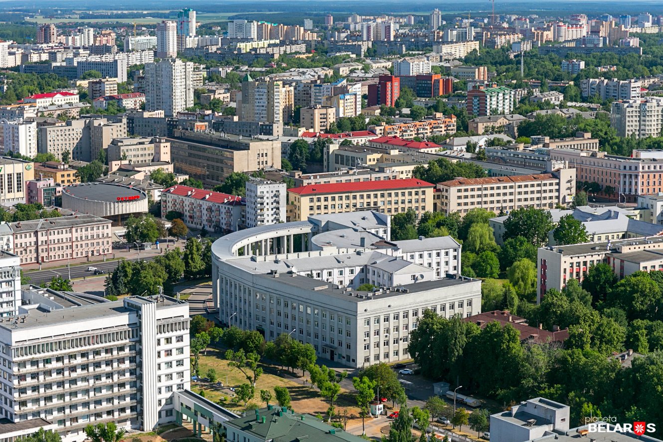 На переднем плане - слева от главного корпуса АН - здания 1-й горбольшицы, напротив - кинотеатр Октябрь, а правее - Дом печати. Картинка. Фотография
